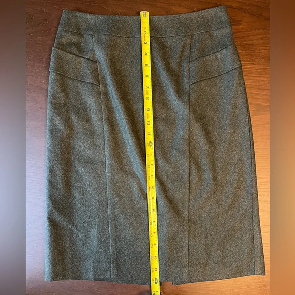 Ann Taylor pencil skirt. Size 6. - Picture 5 of 8